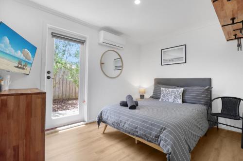 1 dormitorio con cama y ventana en Recharge in Waurn Ponds, en Geelong