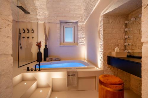 Un baño de Naiira Luxury Trullo - jacuzzi and patio