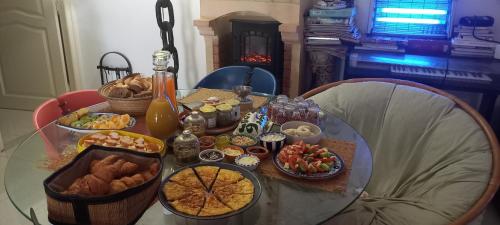 Une table avec un paquet de nourriture. dans l'établissement Les Sons du Jardin Monastir, à Monastir