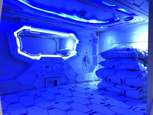 Xi'an Xianyang International Airport Space Capsule Hotel tesisinde bir odada yatak veya yataklar