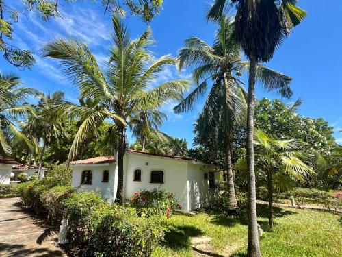 dom w środku palm w obiekcie 2Livu Villas Watamu w mieście Watamu