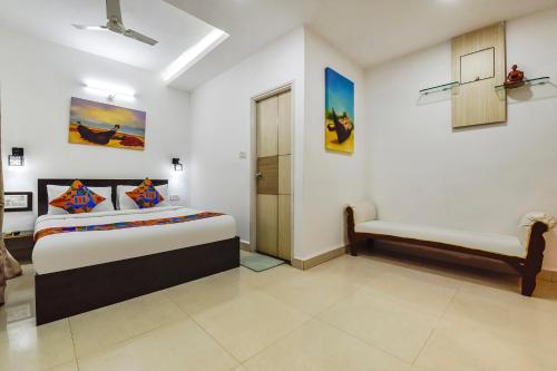 - une chambre avec 2 lits et un banc dans l'établissement FabHotel Epic Townlet Resort - Nr Calangute Beach, à Vieux-Goa