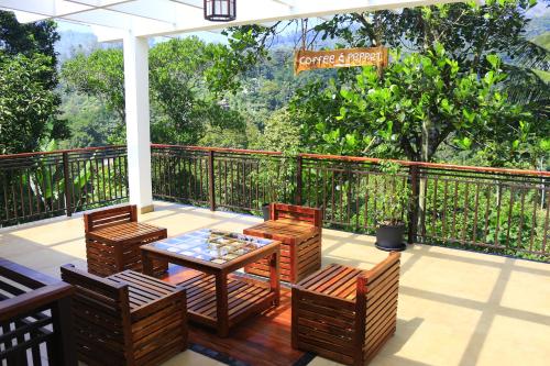 Balkoni atau teres di Coffee and Pepper Plantation Homestay