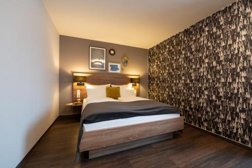 Una cama o camas en una habitación de V Boutique Hotel Böblingen