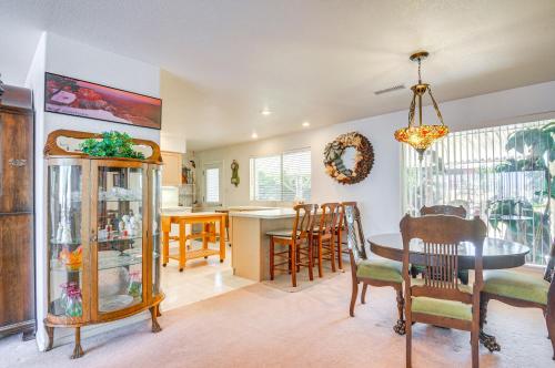 cocina y comedor con mesa y sillas en Spacious Page Family Home 3 Mi to Lake Powell!, en Page