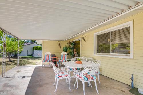 un patio con mesa y sillas. en Spacious Page Family Home 3 Mi to Lake Powell!, en Page