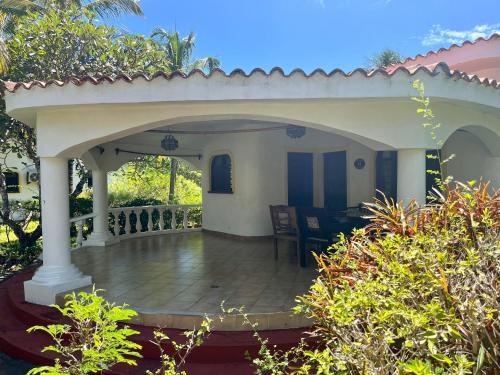 zadaszone patio ze stołem i krzesłami w obiekcie 2Livu Villas Watamu w mieście Watamu