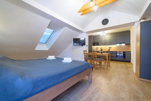 een slaapkamer met een bed en een eetkamer bij Apartmán Na Hůrce in Horní Planá