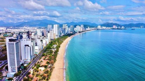 una vista aérea de una playa con edificios y el océano en Lucia Beach Hotel, en Da Nang