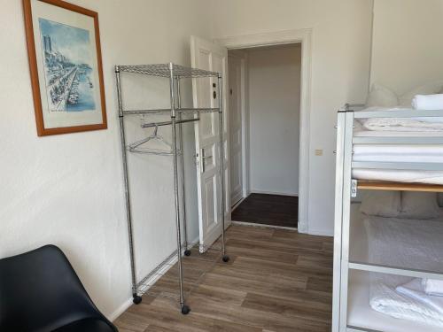 um quarto com uma cama e uma prateleira ao lado de um quarto em Hotel-Pension Adamshof em Berlim