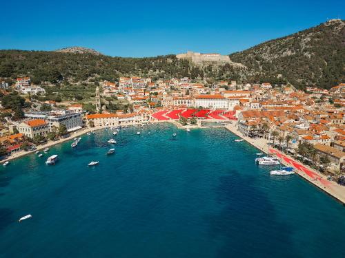 una vista aérea de una ciudad con barcos en el agua en Apartment Mama Marija, en Hvar