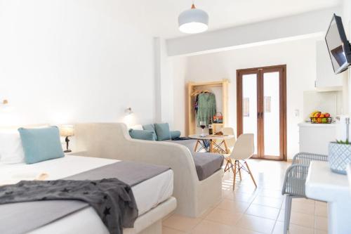 Exquisite Naxos Suite | Delux Junior Suite | Private Balcony | Steps Away from Main Square | Saint George tesisinde bir televizyon ve/veya eğlence merkezi