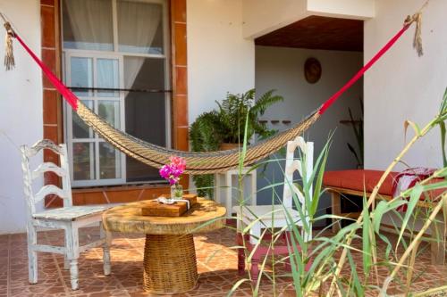 een hangmat op de veranda van een huis bij Casa Azar in Mazunte