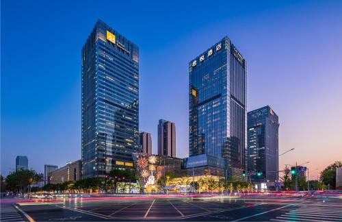 due edifici alti in una città con parcheggio di Grand Hyatt Shenyang a Shenyang