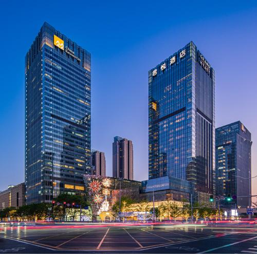 un profilo della città con edifici alti e un parcheggio di Grand Hyatt Shenyang a Shenyang