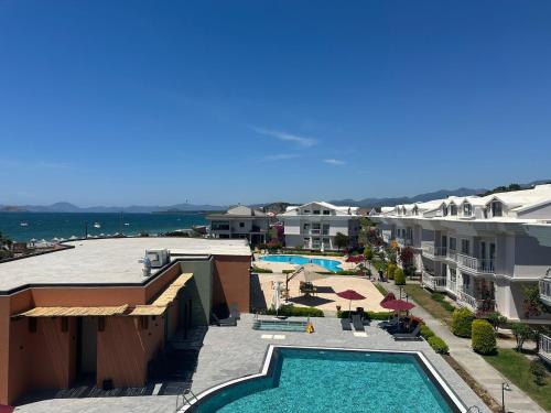 uma vista aérea de um resort com uma piscina em Defne Beach Suites em Fethiye