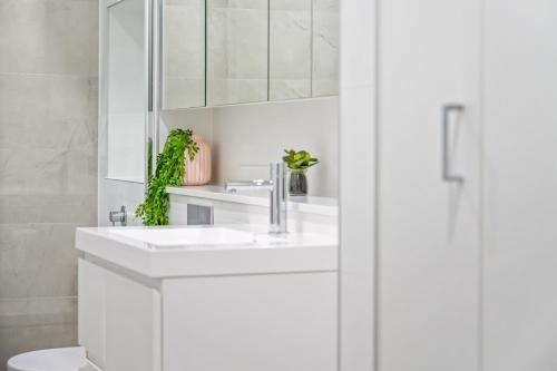 Baño blanco con lavabo y aseo en Lifestyle Location - WIFI Included, en Newcastle