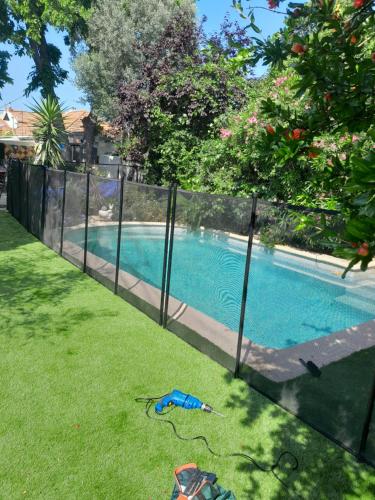 Peldbaseins naktsmītnē APPARTEMENT EN SOUS SOL DE VILLA avec accès jardin et piscine vai tās tuvumā