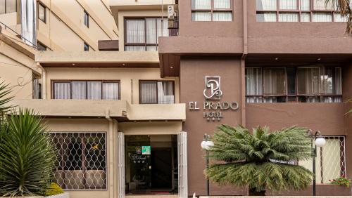 um edifício com uma placa que lê o hotel La ricaza em El Prado Hotel em Cochabamba