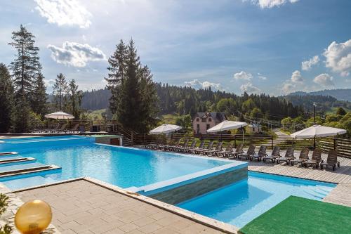 A piscina localizada em Adel Resort ou nos arredores