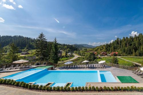 A piscina localizada em Adel Resort ou nos arredores