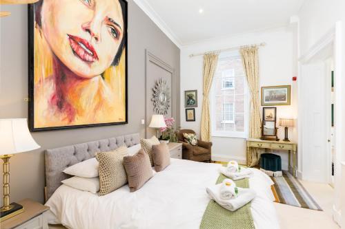 um quarto com um grande retrato de uma mulher em Judges Lodgings Hotel Apartments Gloucester Docks with Secure Parking em Gloucester