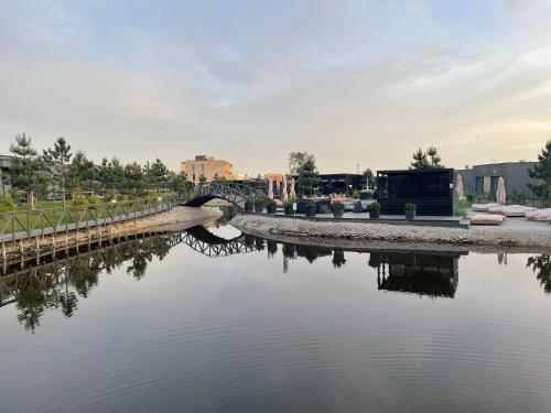 un ponte su un fiume in una città di Duneville Apartments Mano Jūra 2 a Palanga