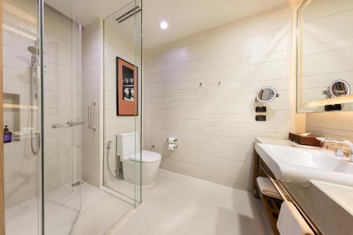 Bathroom sa Eastin Grand Hotel Sathorn