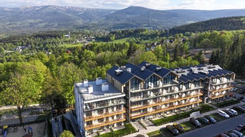 uma vista aérea de um hotel com montanhas ao fundo em Złoty Horyzont Hotel & Resort Szklarska Poręba em Szklarska Poręba