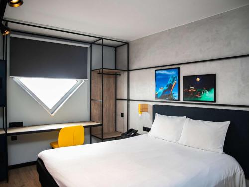 Cama ou camas em um quarto em Ibis Styles Abidjan Marcory