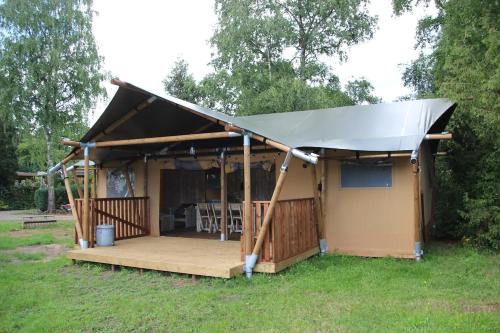 El edificio en el que está el tented camp