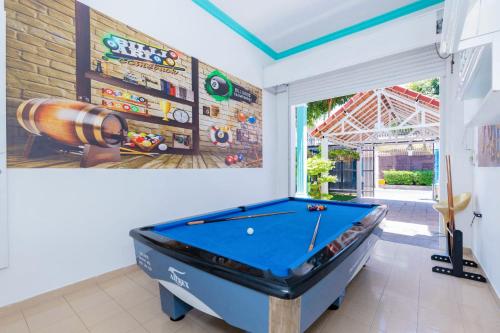 een pooltafel in een kamer met een muur bij Villa Hồ Bơi Karaoke - Bida - Sân Vườn - Gần Biển Thùy Vân in Vung Tau