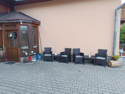 un grupo de sillas y mesas en un patio en Privát Majo, en Liptovský Mikuláš