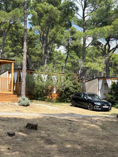 תמונה מהגלריה של OAZA MIRA Mobile Houses - Camp Baško Polje #BestOffer בבאשקה וודה