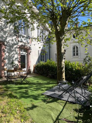 Taman di luar Charmante maison à Vienne avec jardin, prox Lyon