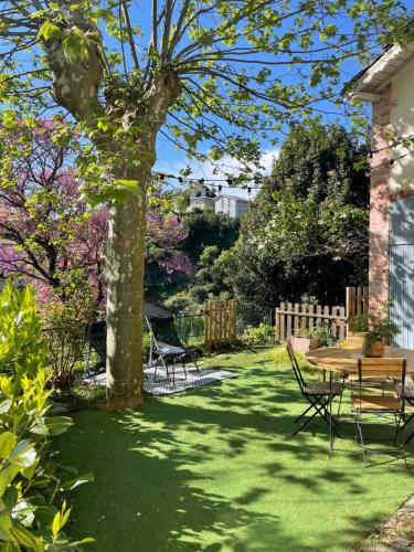 Taman di luar Charmante maison à Vienne avec jardin, prox Lyon