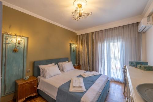 una camera con un letto e un lavandino di Elysian Bliss by InFox Suites a Salonicco