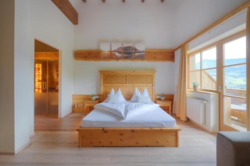 Una cama o camas en una habitación de Hotel und Alpen Apartments mit Sauna - Bürglhöh