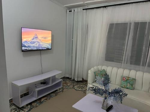 TV i/ili multimedijalni sistem u objektu Tabasamu Gardens Diani