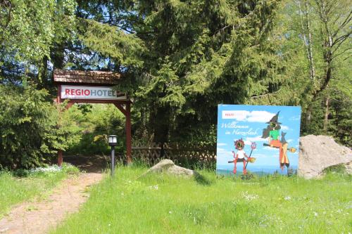 um sinal na relva ao lado de uma estrada em REGIOHOTEL Am Brocken Schierke em Schierke