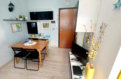 sala de estar con mesa de madera y comedor en La Casa di Barbanella, en Grosseto