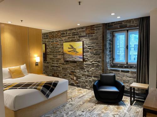 A bed or beds in a room at Hotel du Vieux Quebec