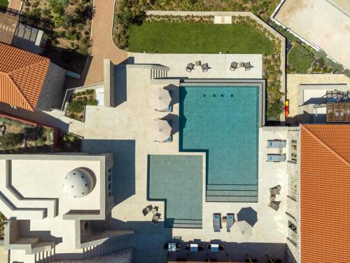 A piscina localizada em Sampatiki Suites - 4 Star Seaview Luxury Suites With Breakfast And Spa - Opened 2024 ou nos arredores