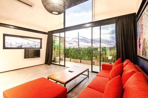 Кът за сядане в Contemporary Loft 200m From Canggu Shoreline