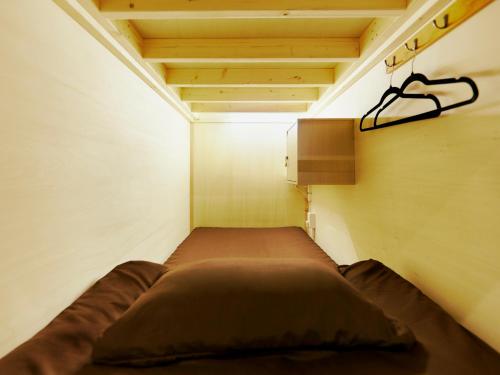 Una cama o camas en una habitación de Akasaka Guesthouse HIVE