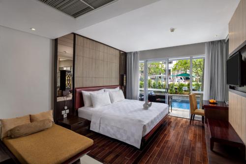 een hotelkamer met een bed en een balkon bij Sanur Resort Watujimbar in Sanur