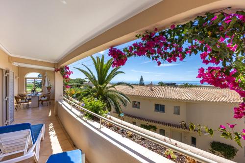 balcone con fiori e vista sull'oceano di Vila Palmeira Beach Resort a Lagos