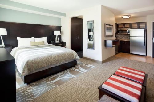 Cama ou camas em um quarto em Staybridge Suites Dearborn, an IHG Hotel