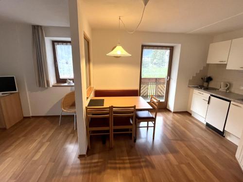 een keuken en eetkamer met een tafel en stoelen bij Appartements Wiesenheim in Rasun di Sopra