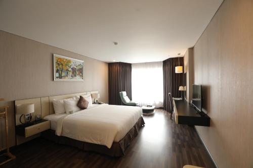 Central Hotel Thanh Hoa 객실 침대